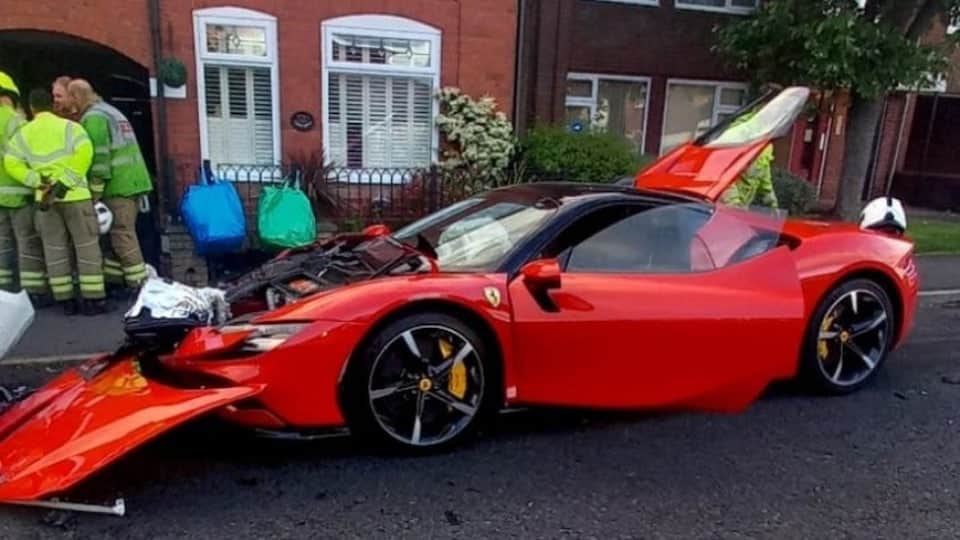 Distrugge una Ferrari SF90 e poi la abbandona a sé stessa: è successo in UK