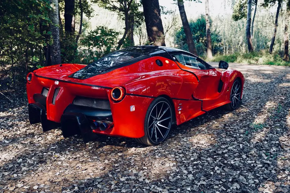 Dietro questa Ferrari LaFerrari tarocca si nasconde una supercar tedesca