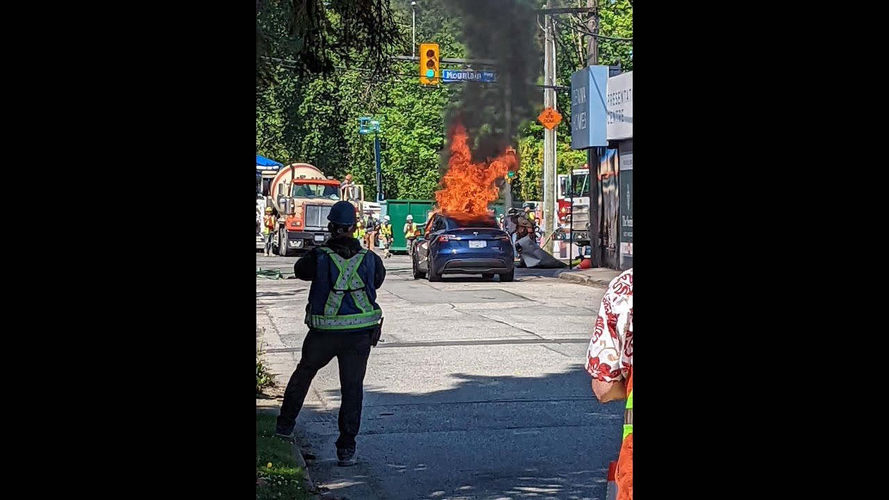 Vancouver, a un semaforo una Tesla Model Y va in fiamme [VIDEO]