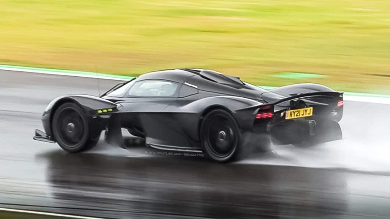 Aston Martin Valkyrie SHOW al Mugello sotto la pioggia battente [VIDEO]