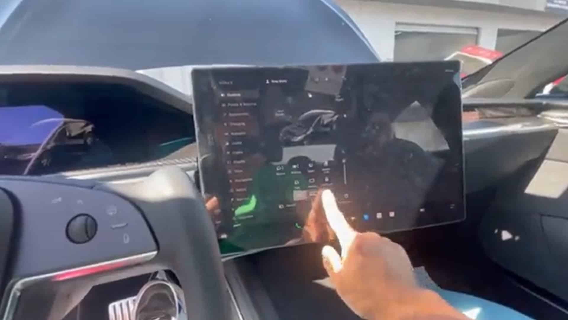 In arrivo lo schermo rotante per Tesla Model S e model X [VIDEO]