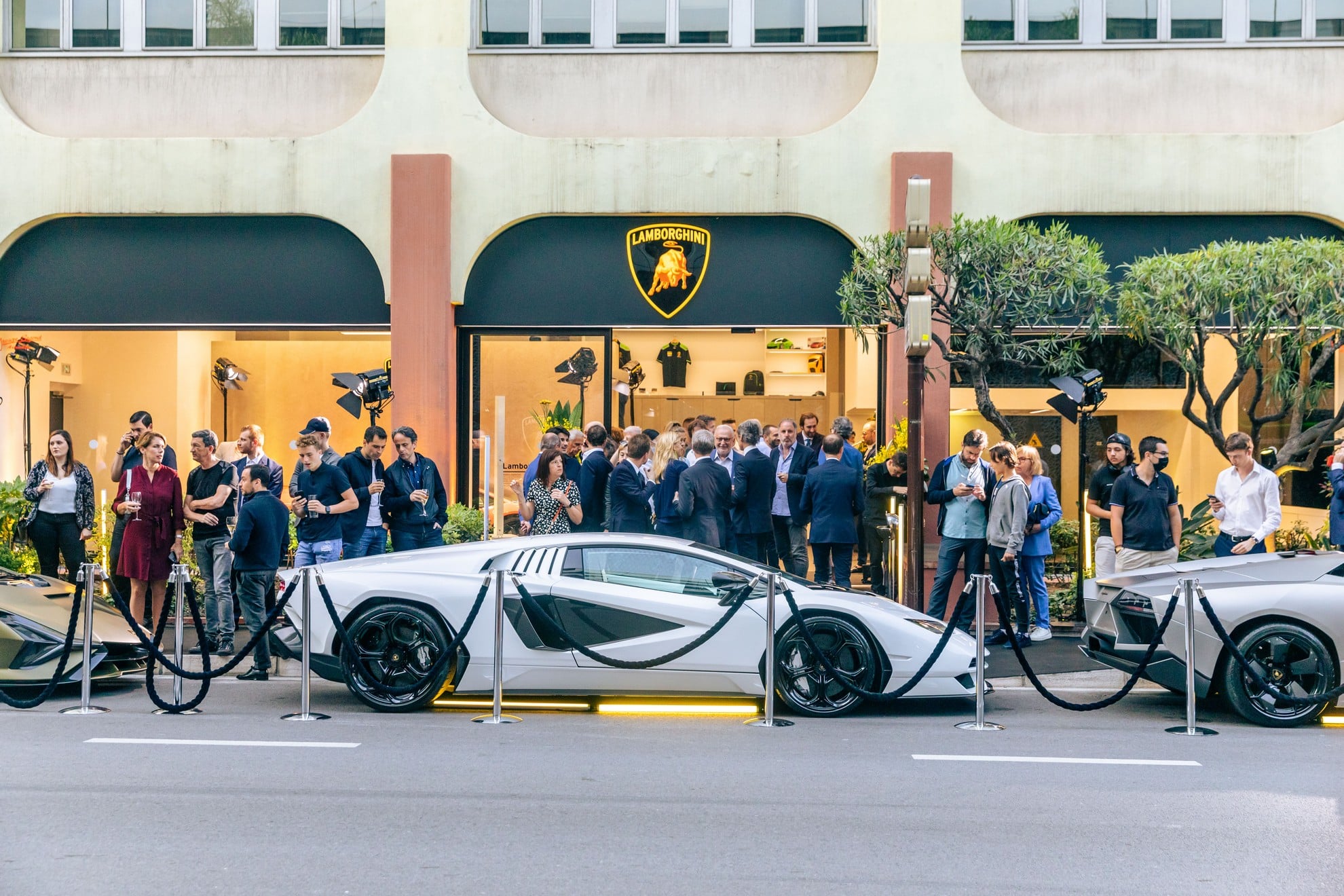 Lamborghini apre un nuovo showroom a Monaco, nel cuore del Principato