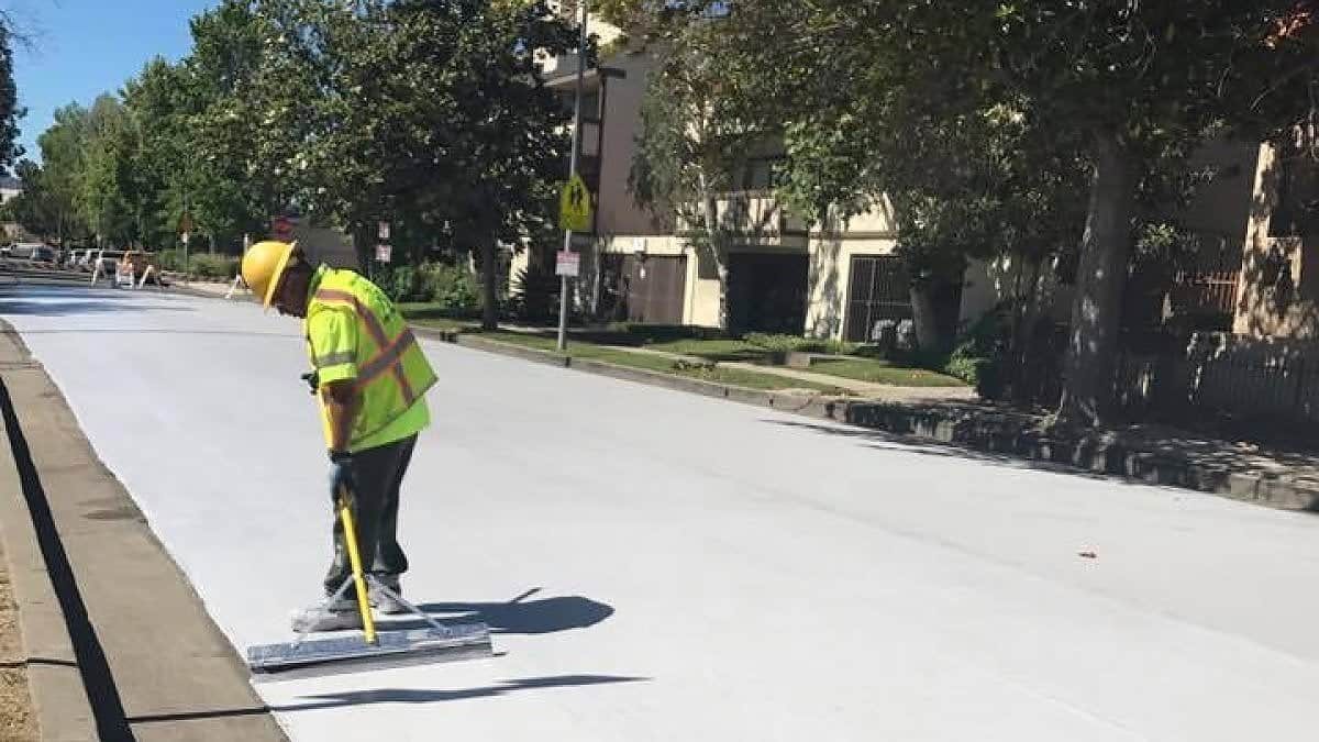 Perchè Los Angeles sta “colorando” l’asfalto di bianco: l’esperimento che incuriosisce