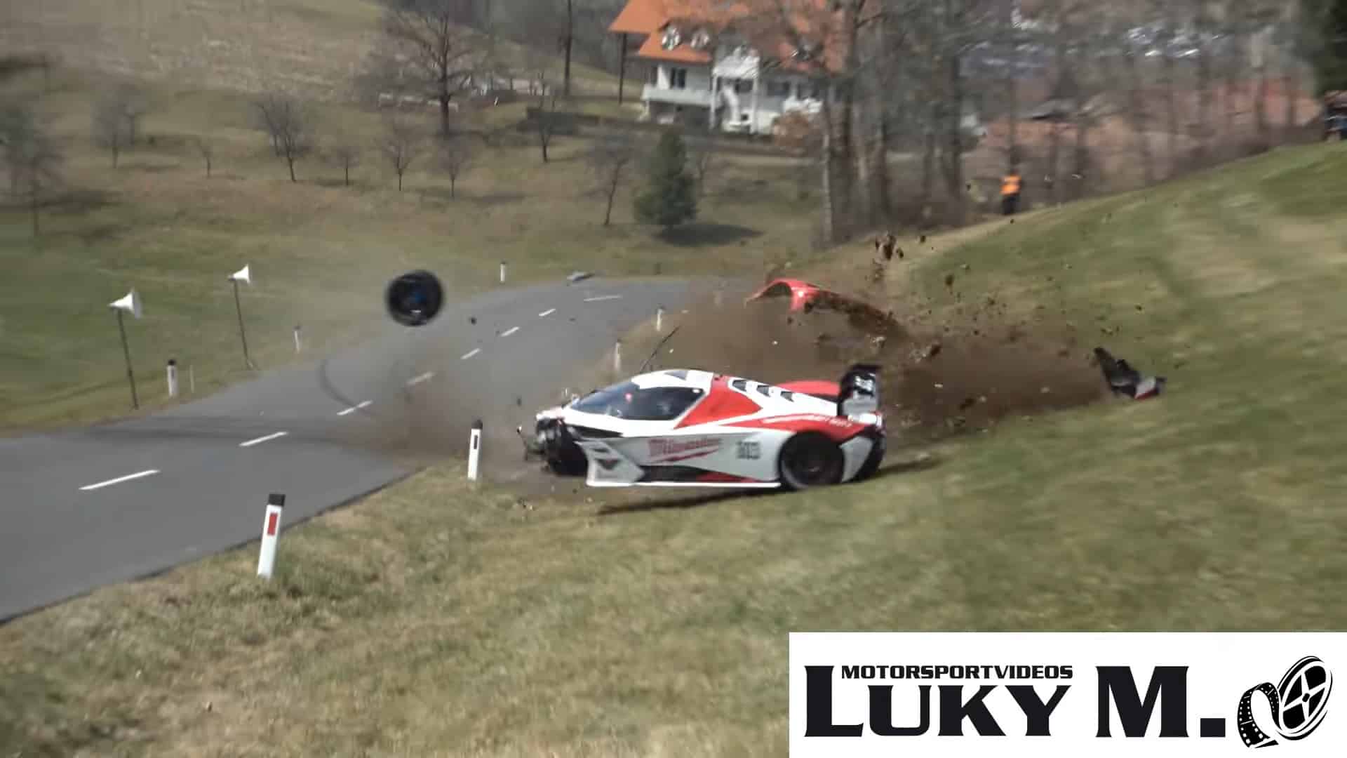 Brutto incidente per una KTM X-Bow GTX: ha rischiato anche l’operatore [VIDEO]
