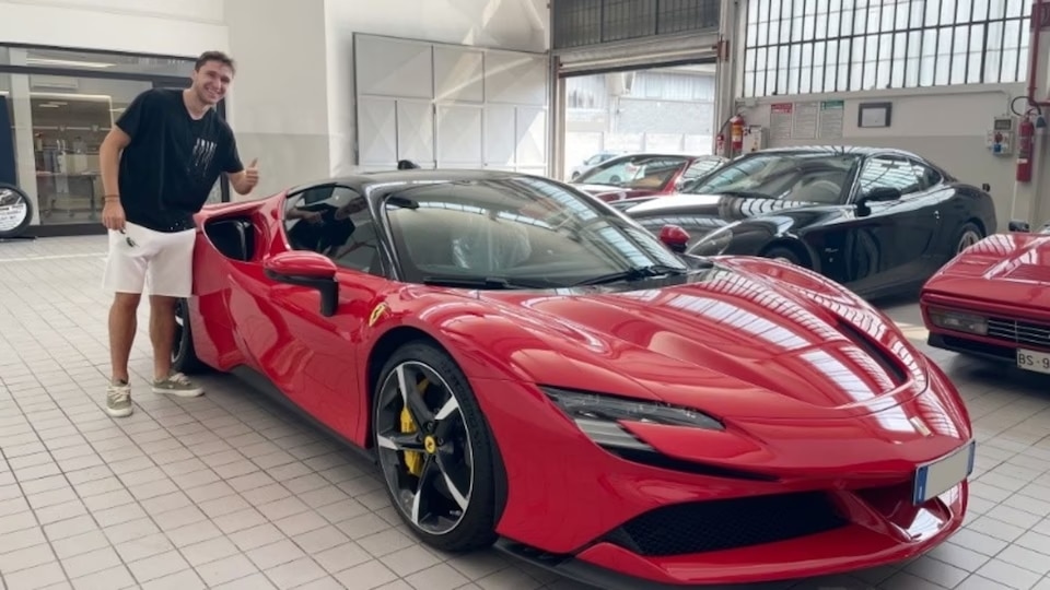 Dopo Fedez, anche lo juventino Federico Chiesa si è regalato una nuova Ferrari