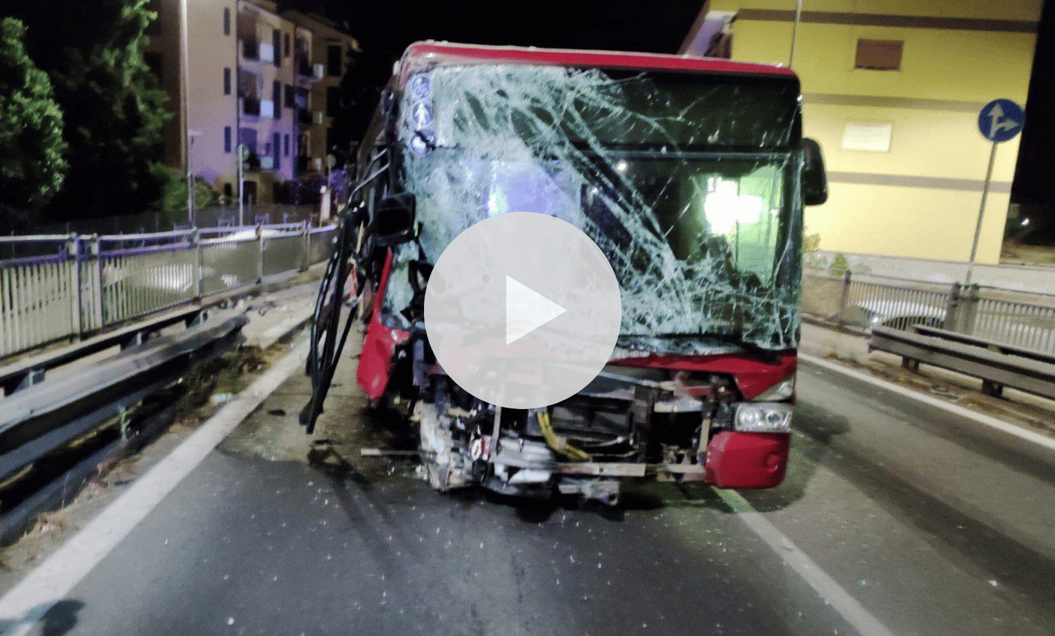 Autista di un bus si schianta: la giustificazione è surreale [VIDEO]
