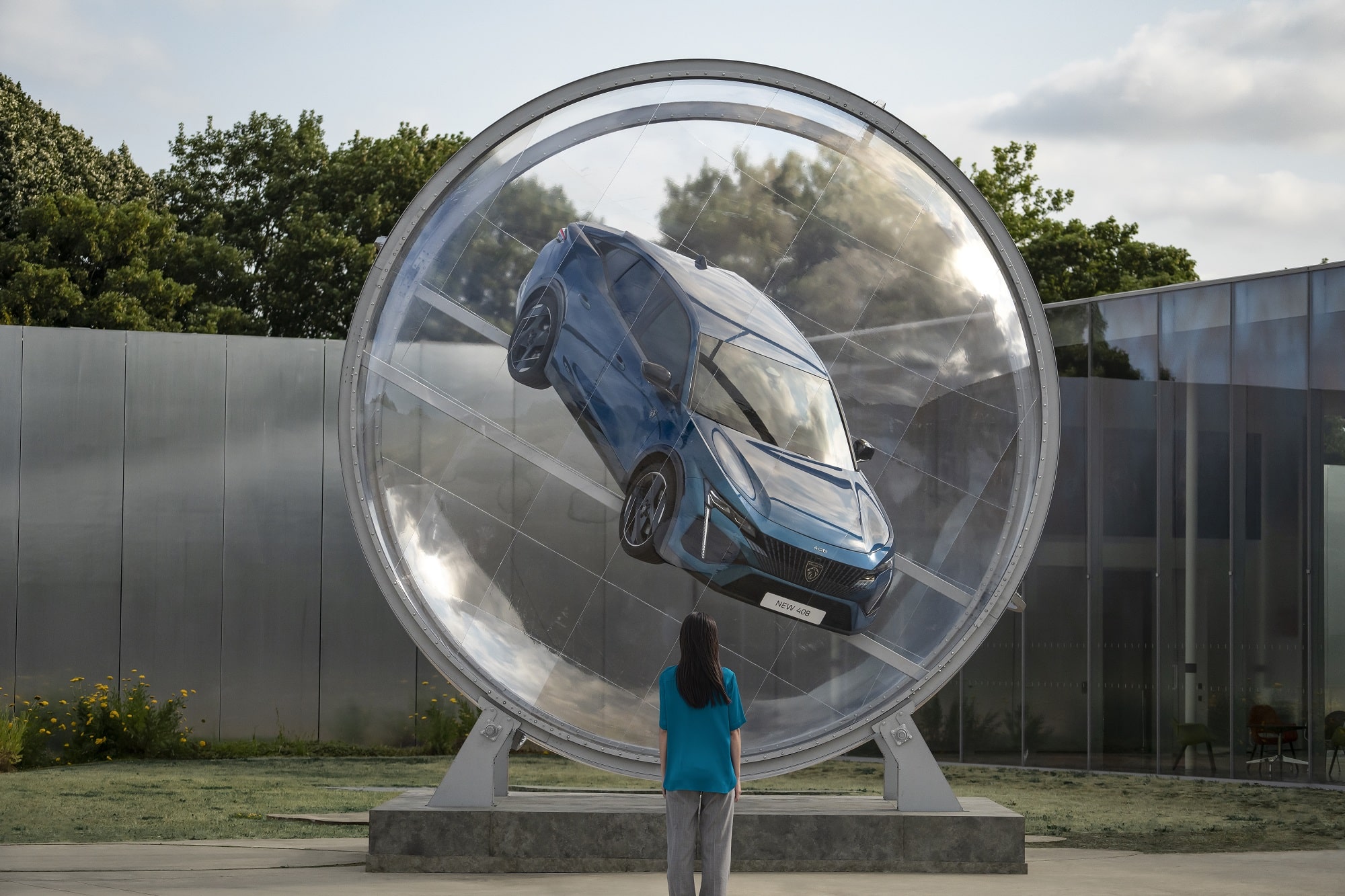 La nuova Peugeot 408 si mostra in una forma inedita: eccola nella “sfera”