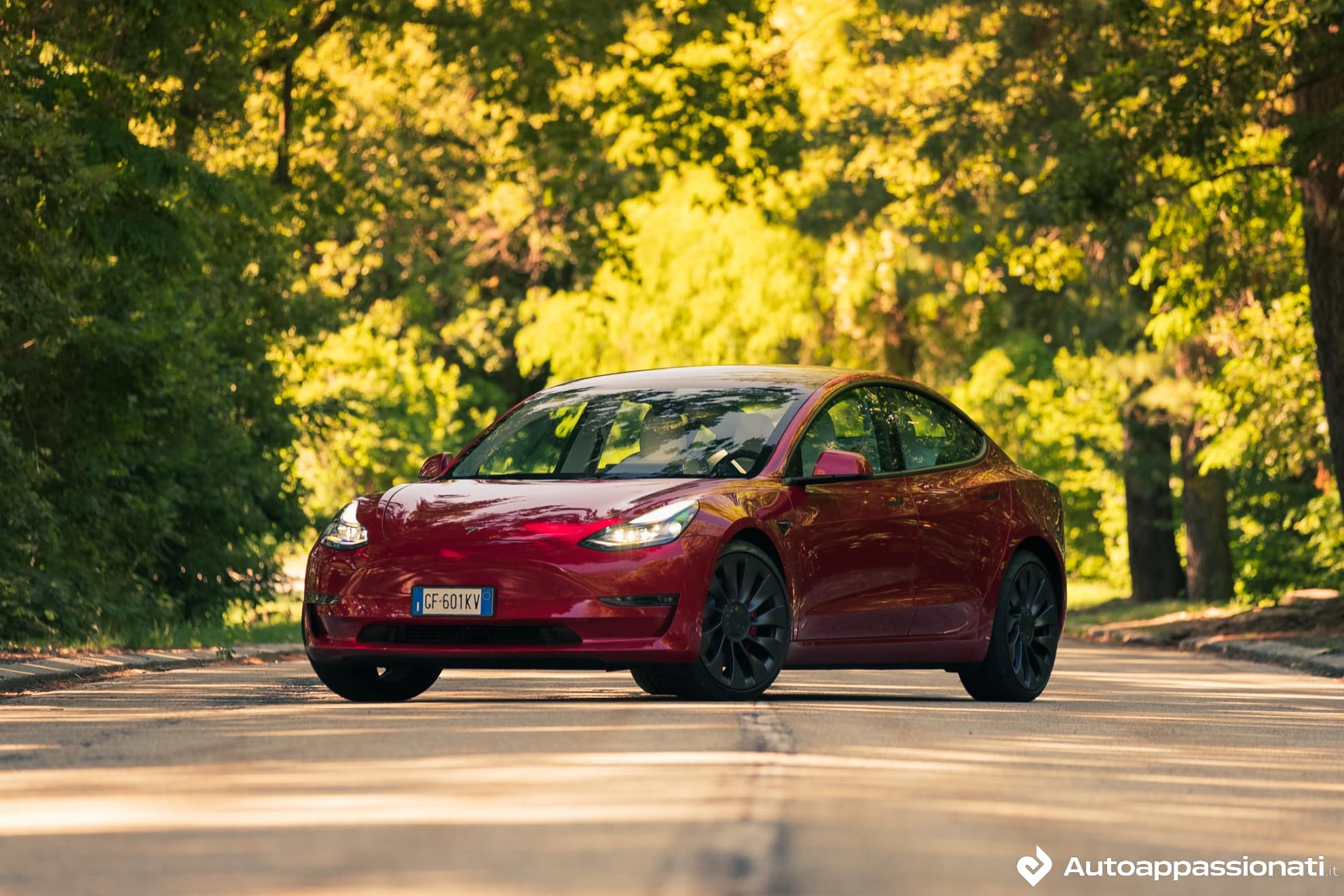 Tesla-Model-3-Performance rosso metallizzato frontale