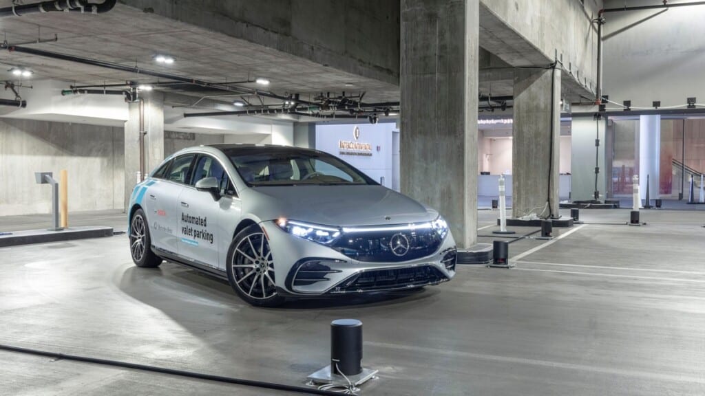 Guida Mercedes EQS parceggio automatico
