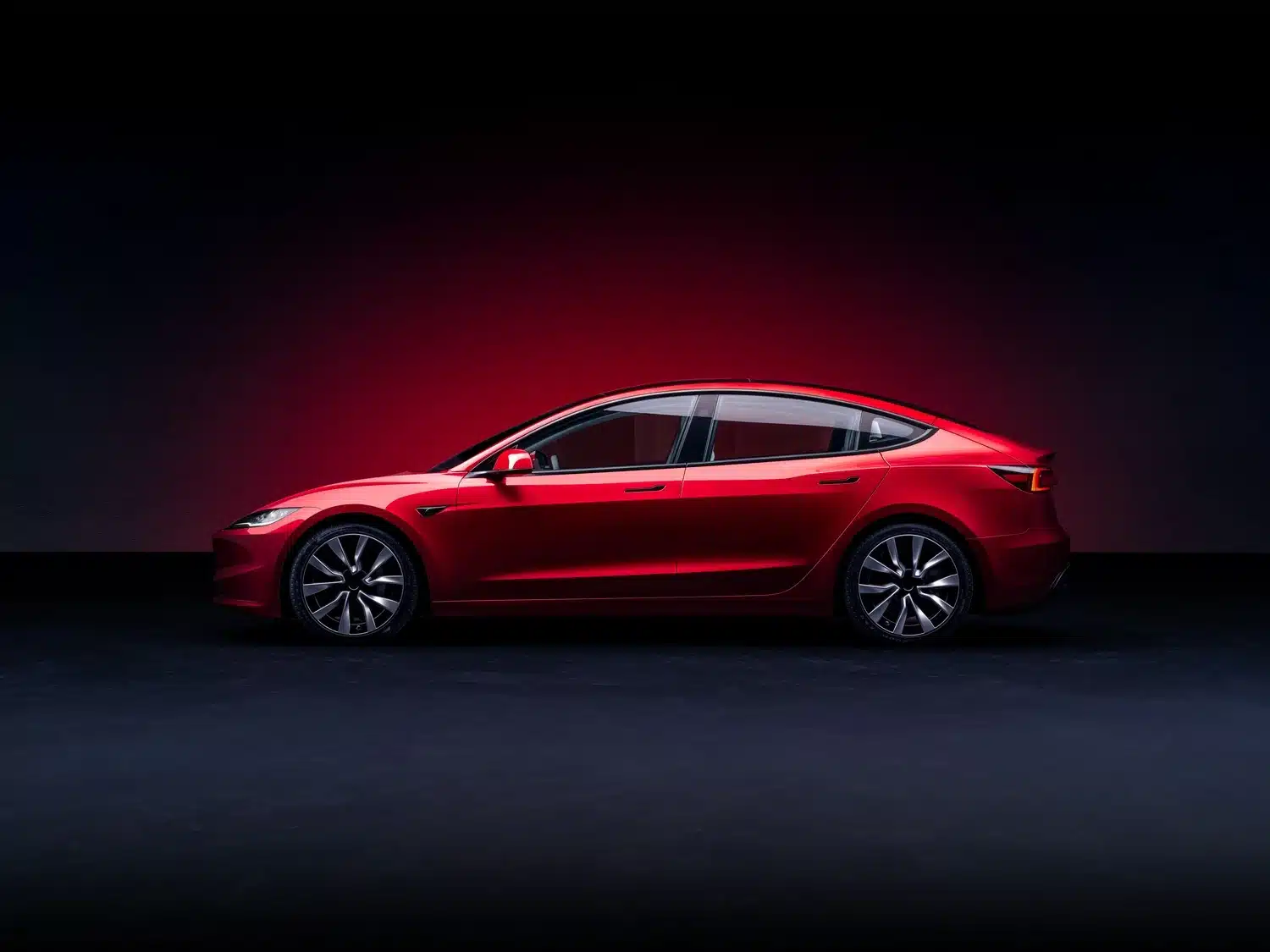 Tesla Model 3 2024: dimensioni, interni, motori, prezzi, usata