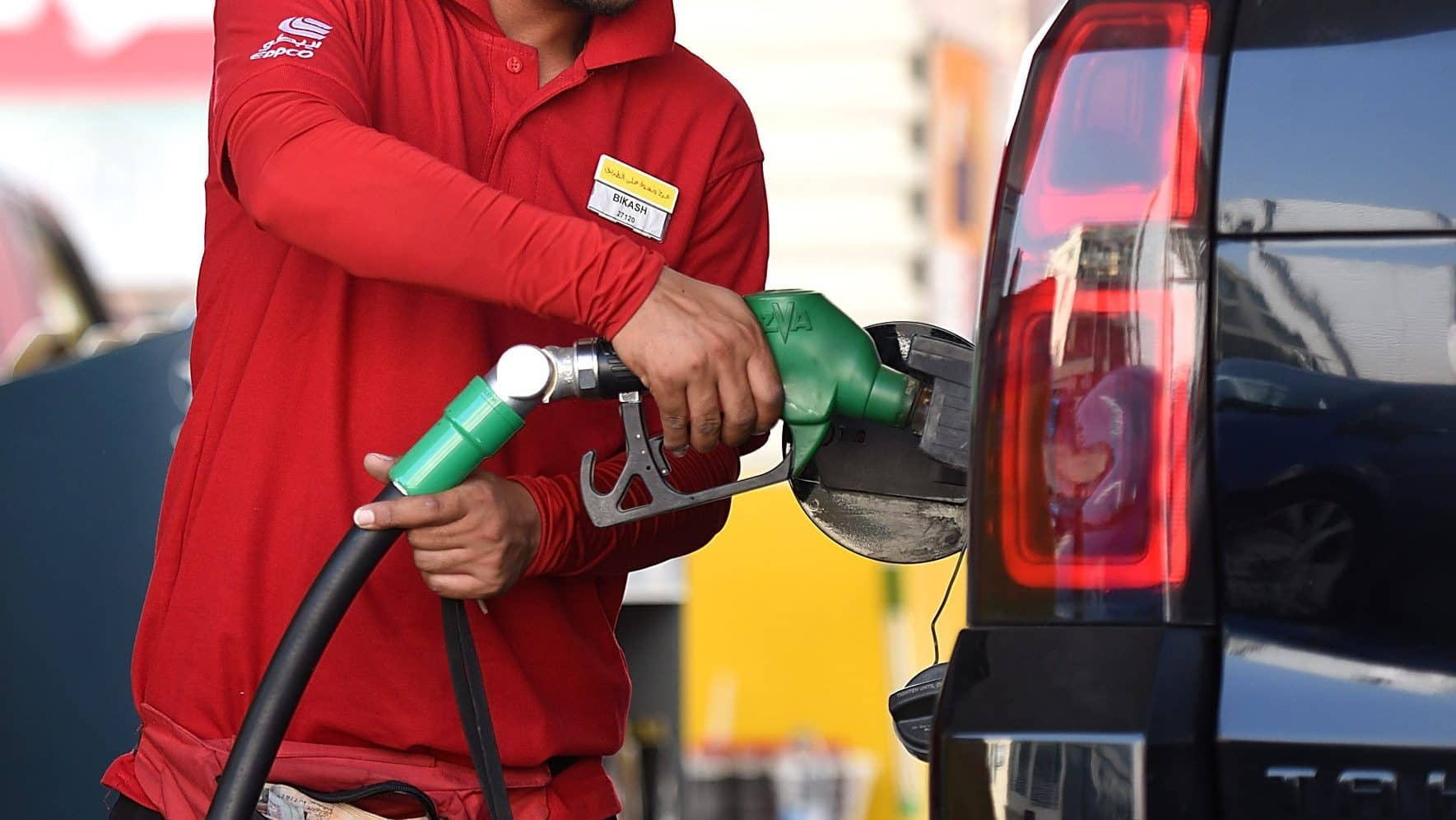 Scende il prezzo della benzina: a fine 2022 era più basso