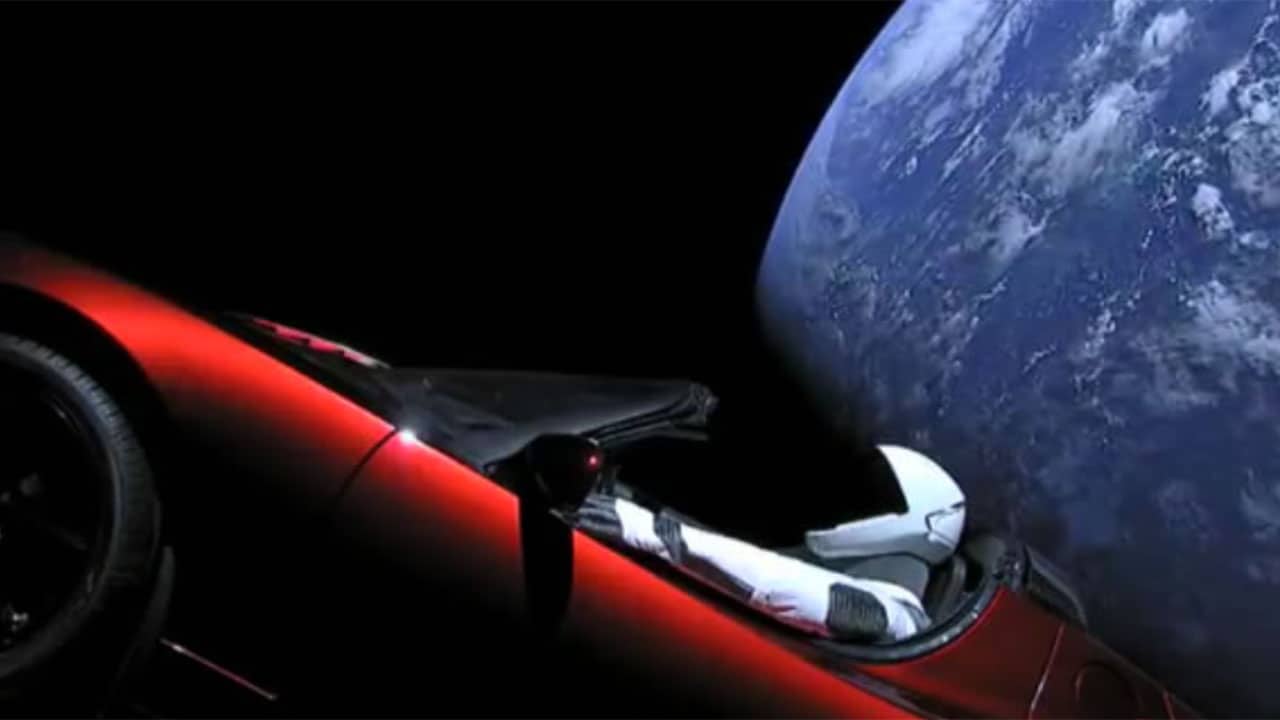 Tesla Roadster, ora vaga nello spazio. Sì, ma dove?