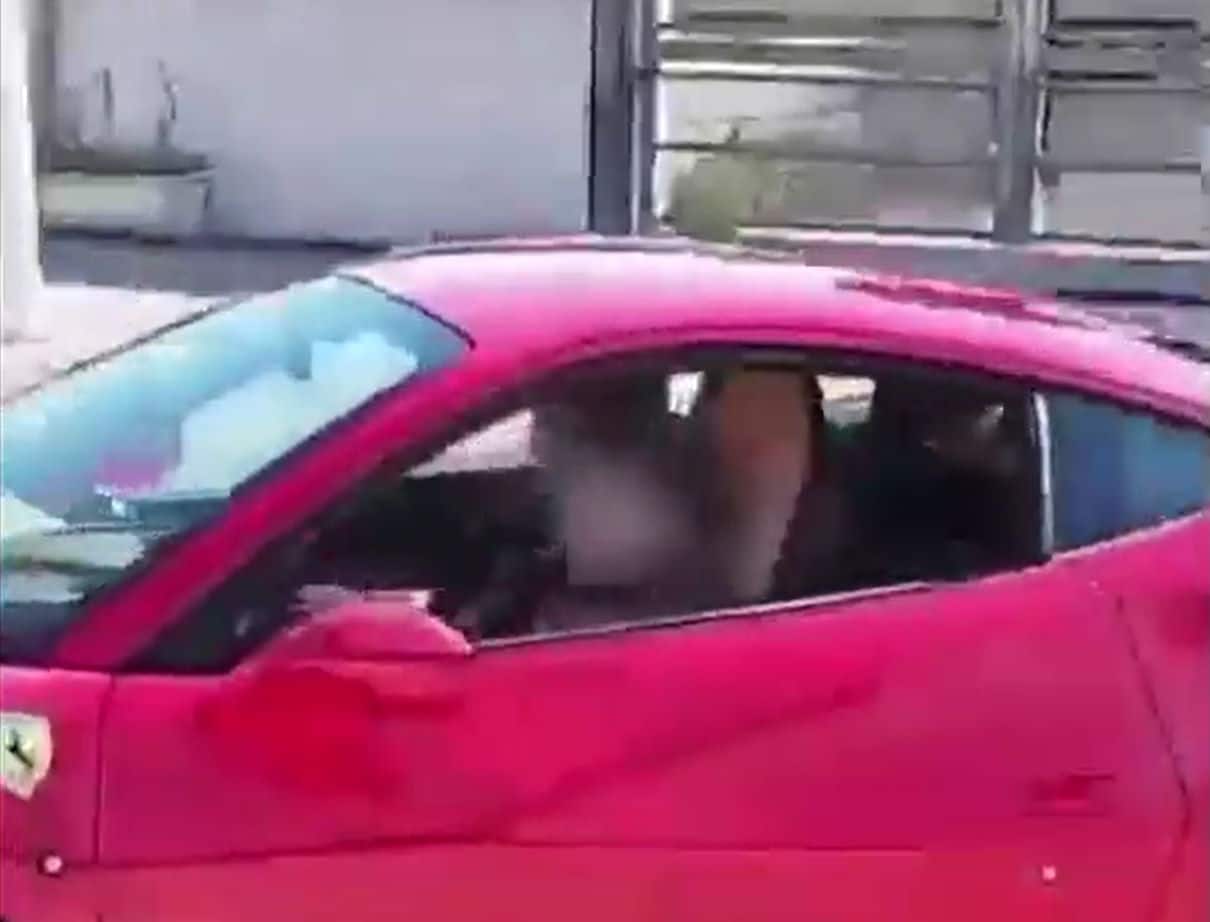Bambino sorpreso a guidare una Ferrari a Napoli [VIDEO]