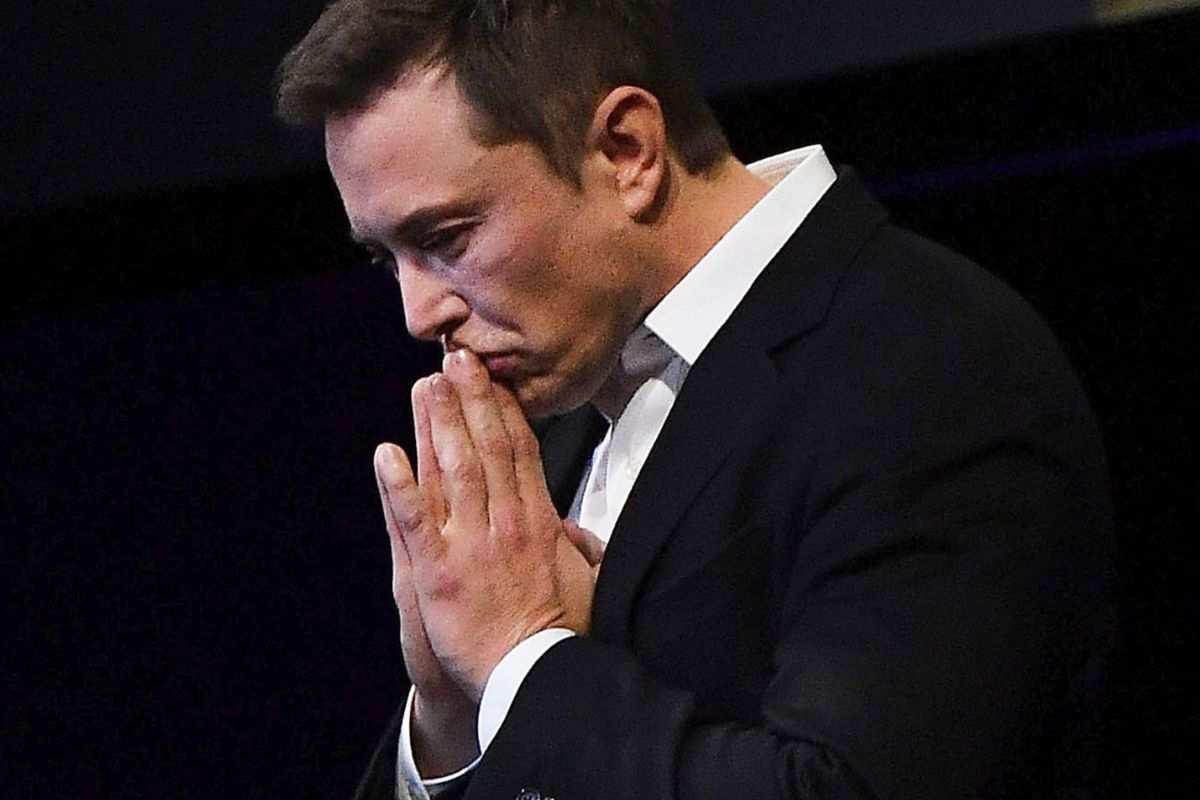 Elon Musk frena sull’intelligenza artificiale: “rischi per l’umanità”