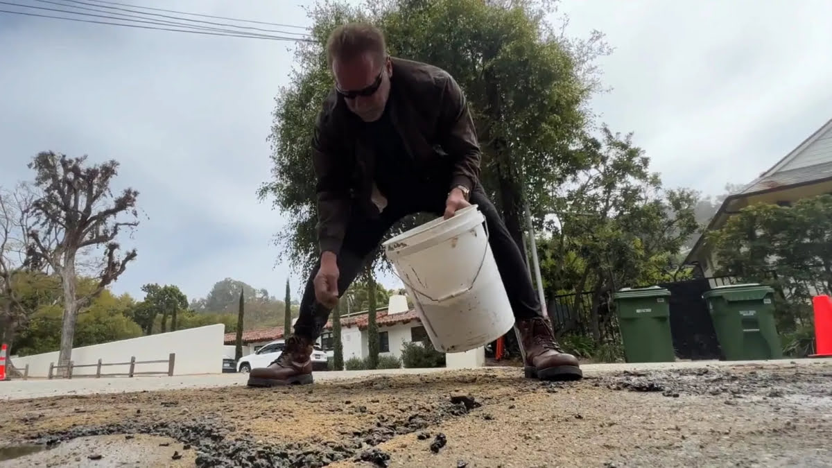 In California Arnold Schwarzenegger ripara le buche per strada [VIDEO]