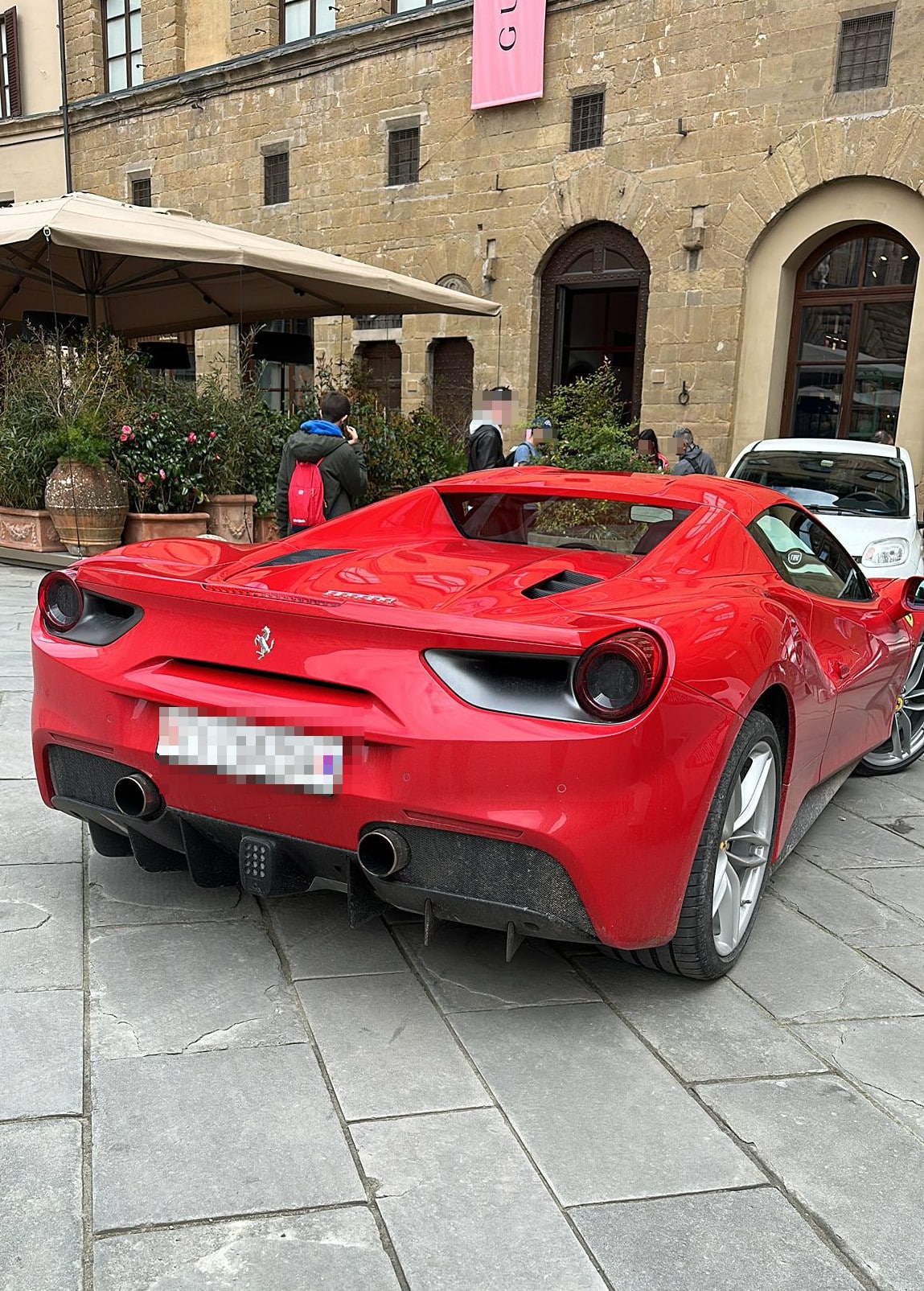 Ferrari 488 Spider in piazza della Signoria a Firenze: multato un turista