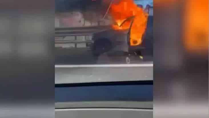 Riprende l’uomo in fiamme in auto senza aiutarlo: “gesto inumano”
