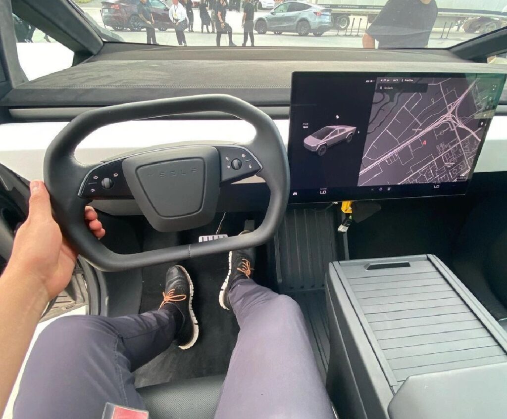 Svelati gli interni di Tesla Cybertruck, torna il volante tradizionale