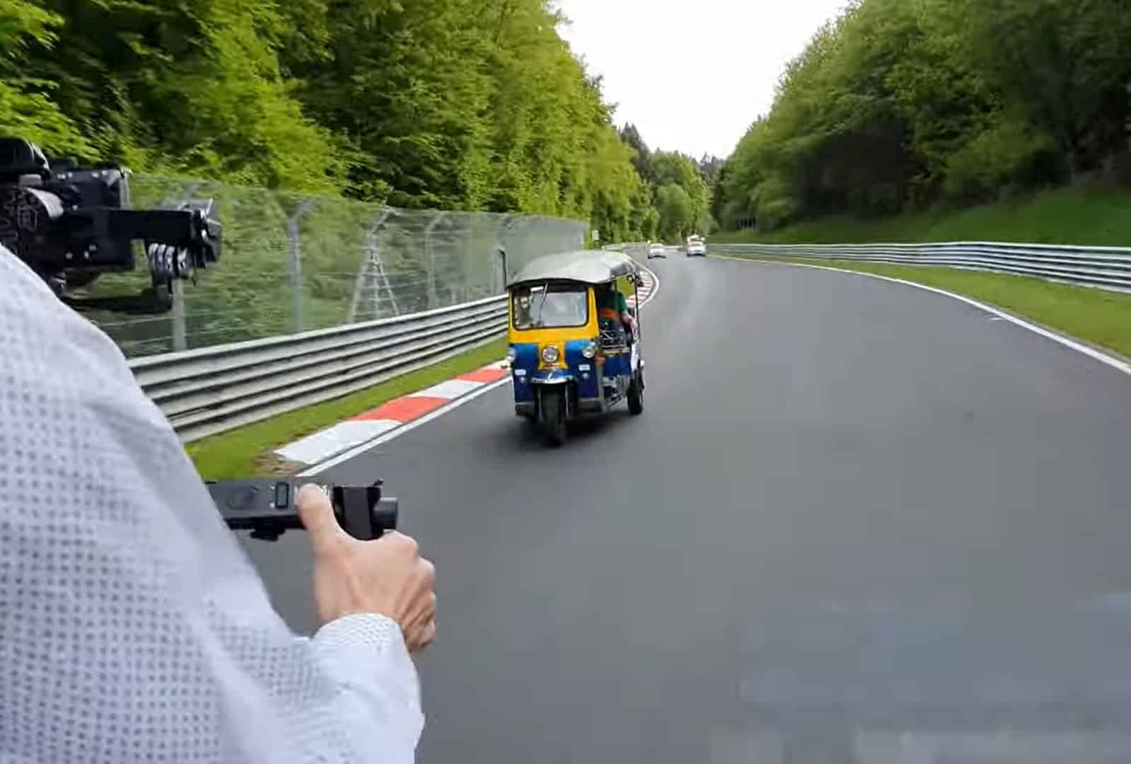Con un tuk-tuk al Nurburgring: il giro da incubo [VIDEO]