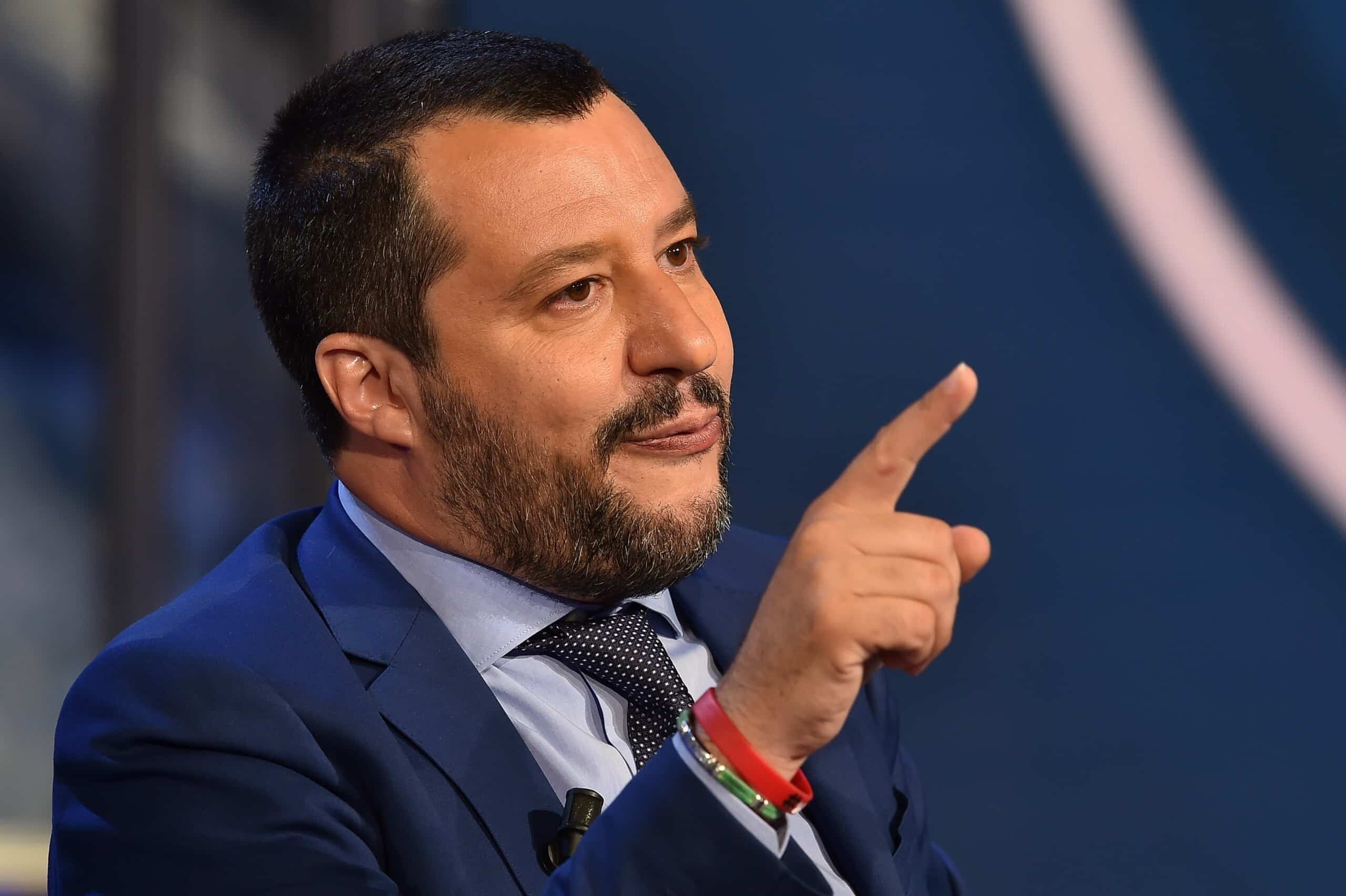 Salvini ha un’auto elettrica, ma a Roma non riesce a trovare colonnine
