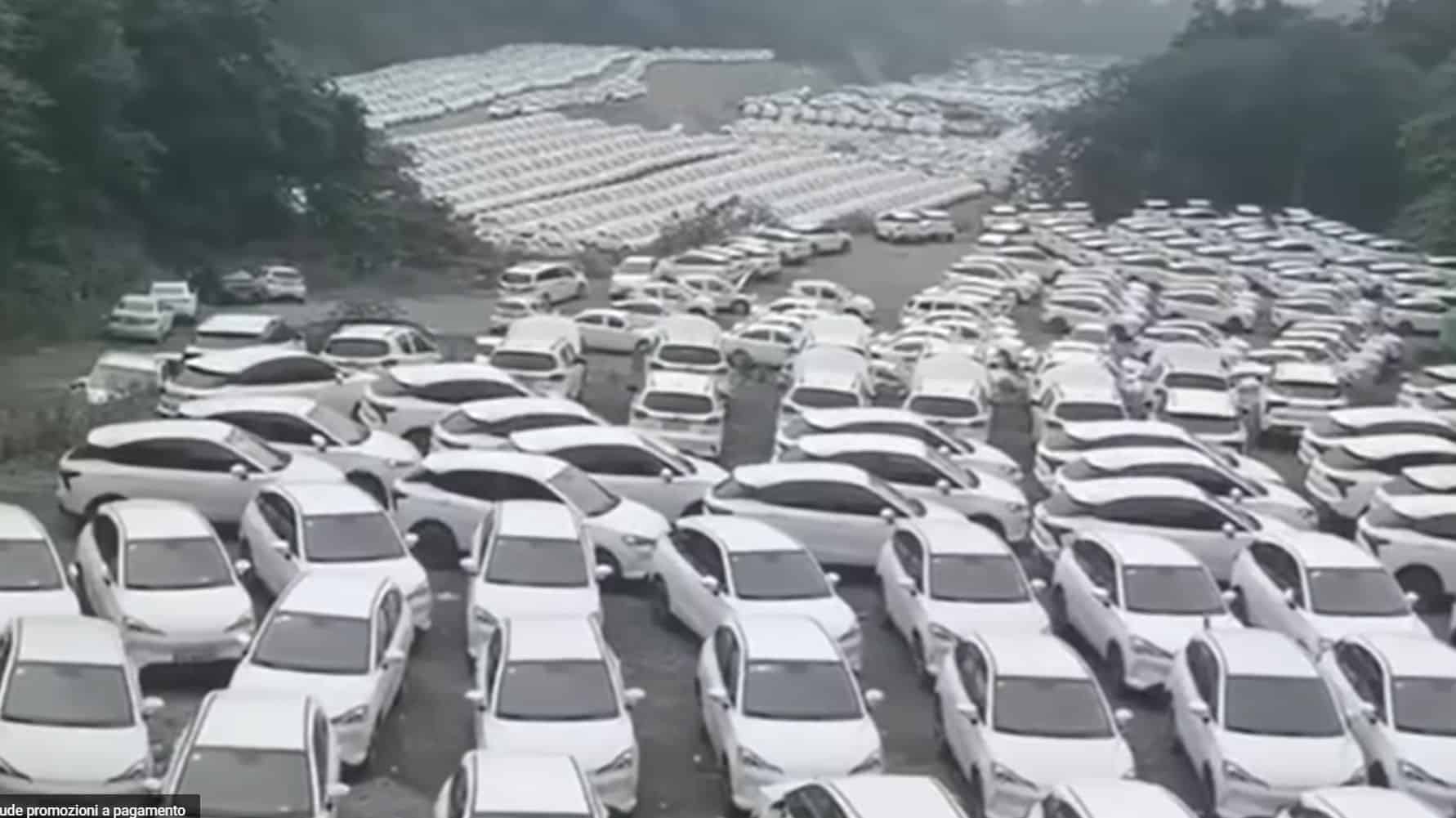 Auto elettriche: in Cina migliaia le vetture abbandonate, ecco il motivo [VIDEO]