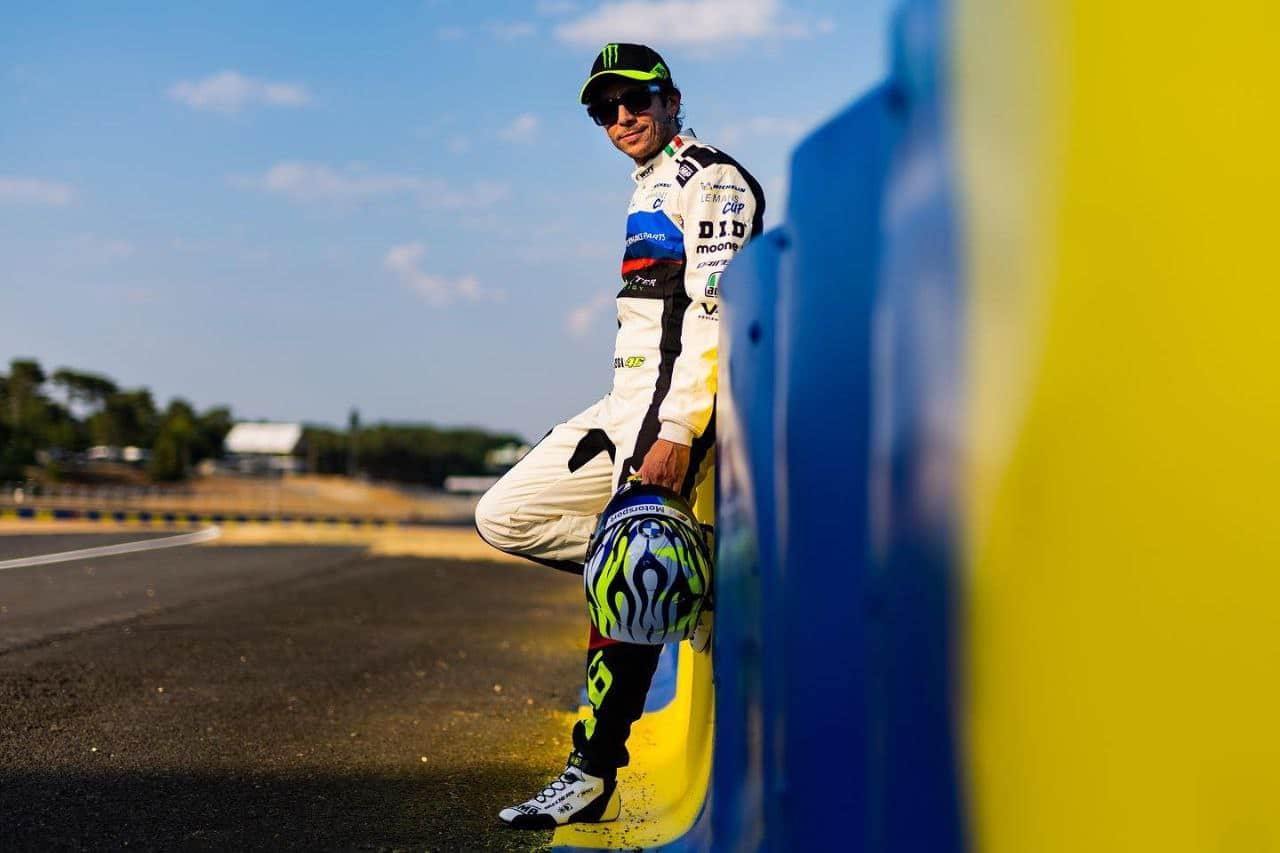 Valentino Rossi si scalda per la 24 Ore di Le Mans 2024 e vince con BMW