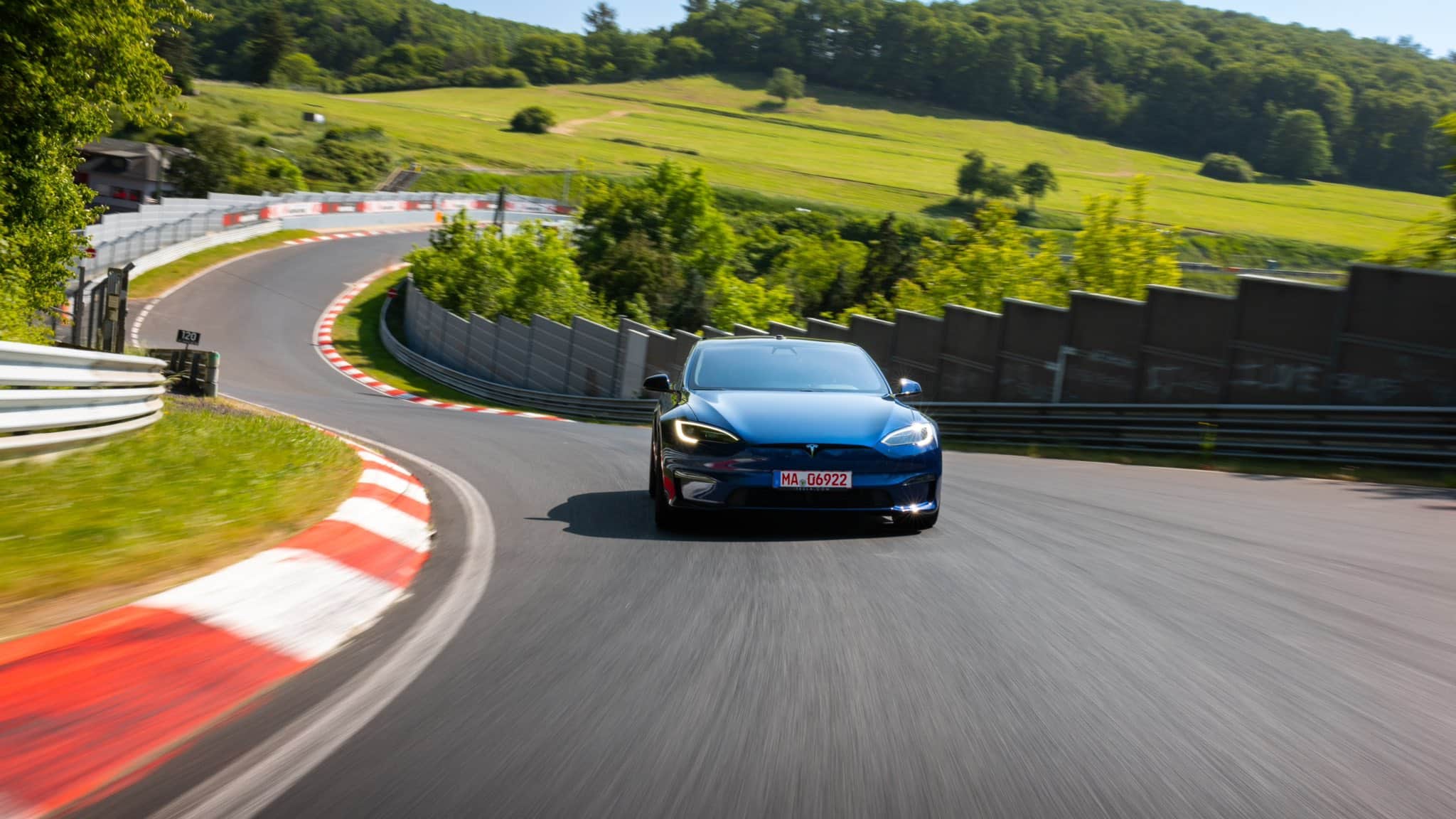 Tesla Model S Plaid è l’elettrica più veloce al Nurburgring: il VIDEO del giro record