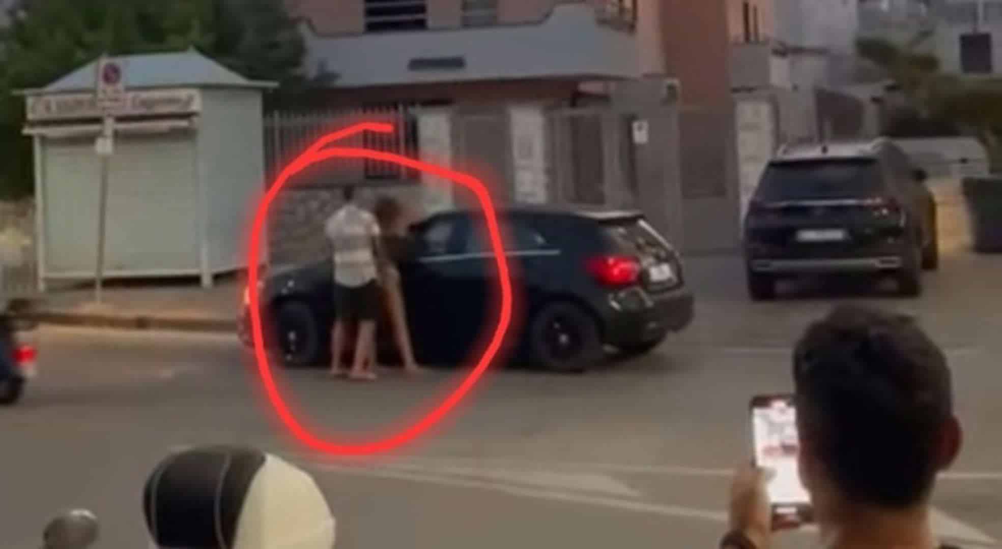 Fanno sesso in strada davanti all’auto: identificati grazie alla targa
