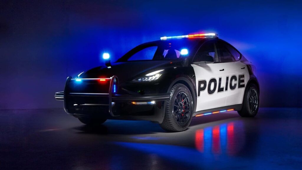 Tesla Model Y indossa la divisa in California ed entra nella polizia