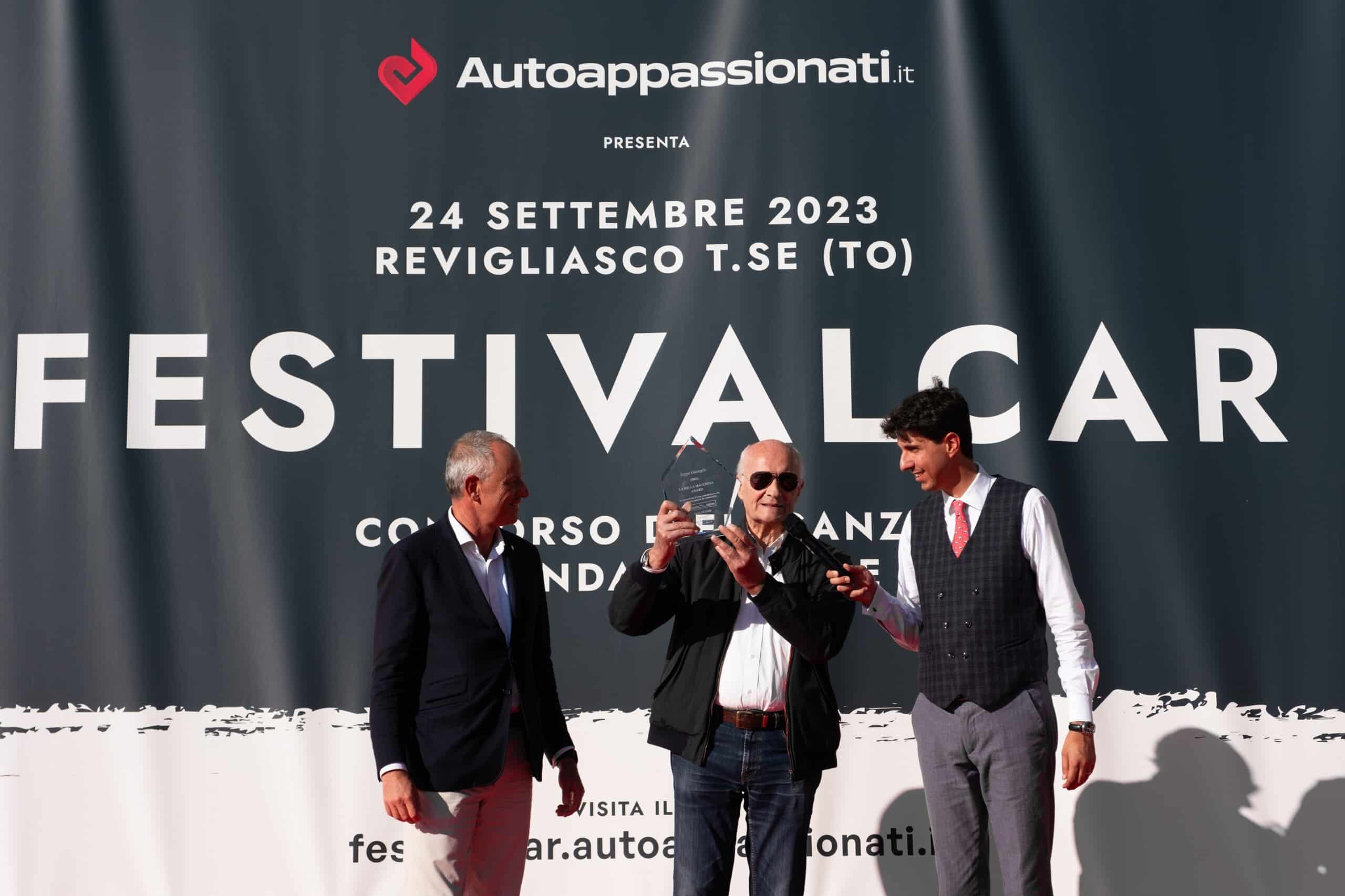 Concorso Italiano premia Beppe Gianoglio a Festivalcar 2023 - da sx R Porro - B Gianoglio - F Ferrero