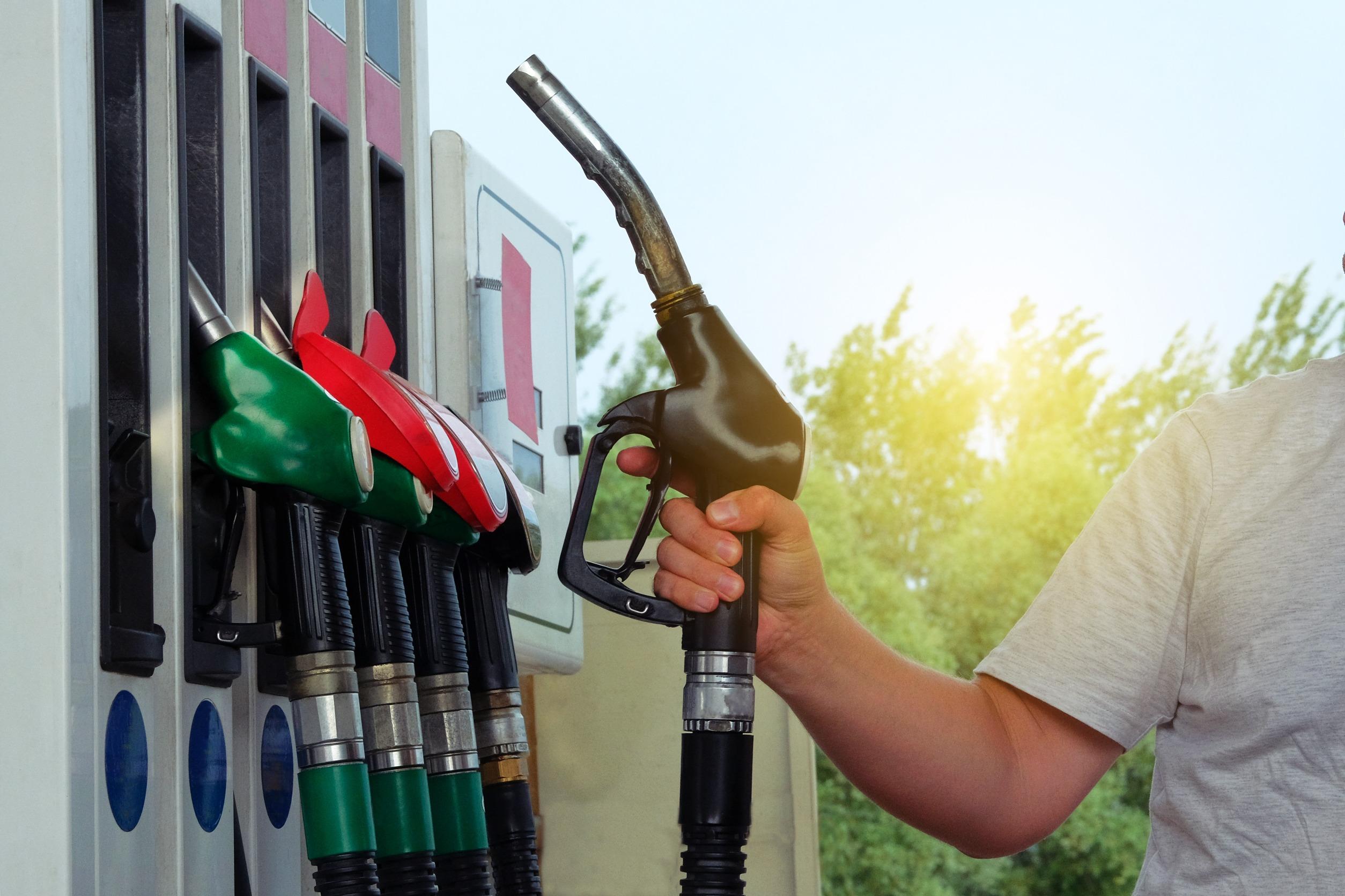 Prezzo medio della benzina: deleteria telenovela all’italiana