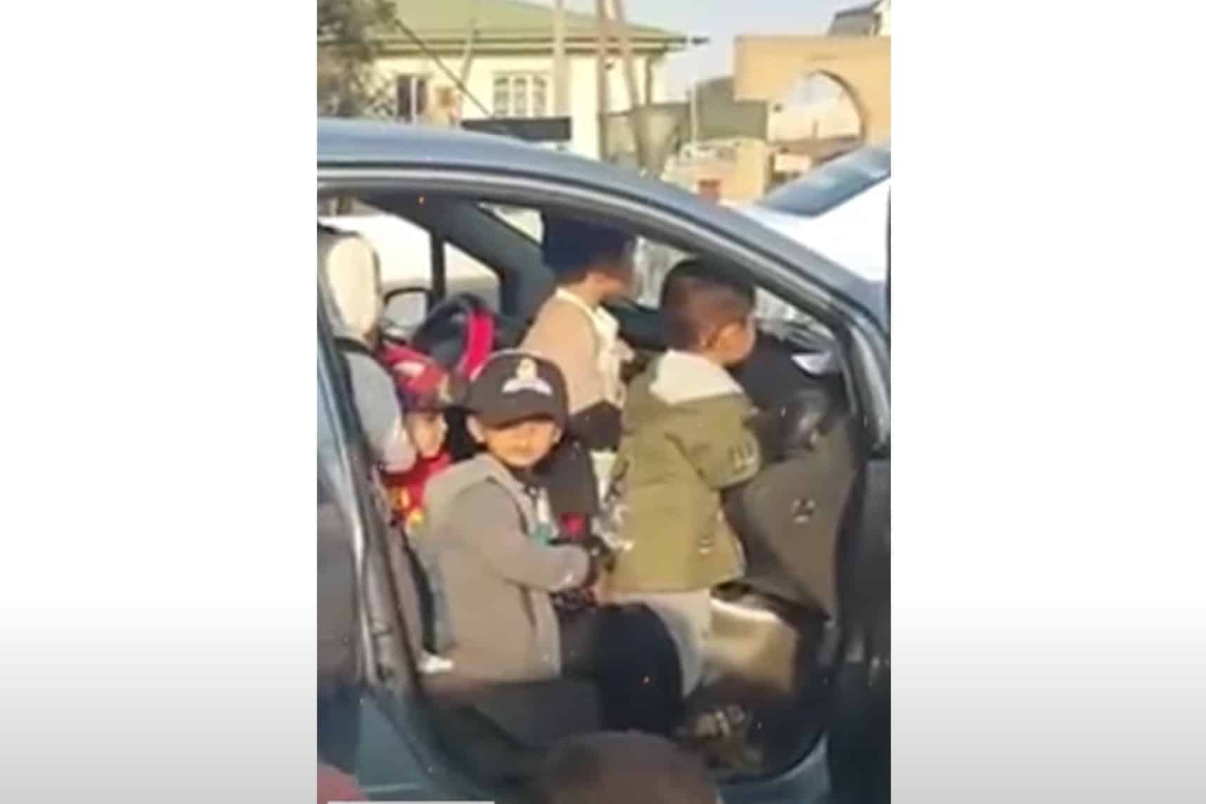 Maestra d’asilo fermata con 25 bambini a bordo dell’auto [VIDEO]