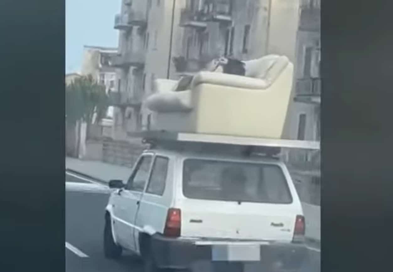 La FIAT Panda diventa un “salotto” con divano sul tettuccio: il VIDEO è virale
