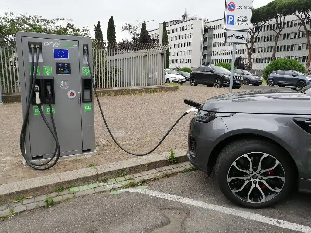 La Germania blocca incentivi per le auto elettriche: “Mancano fondi”