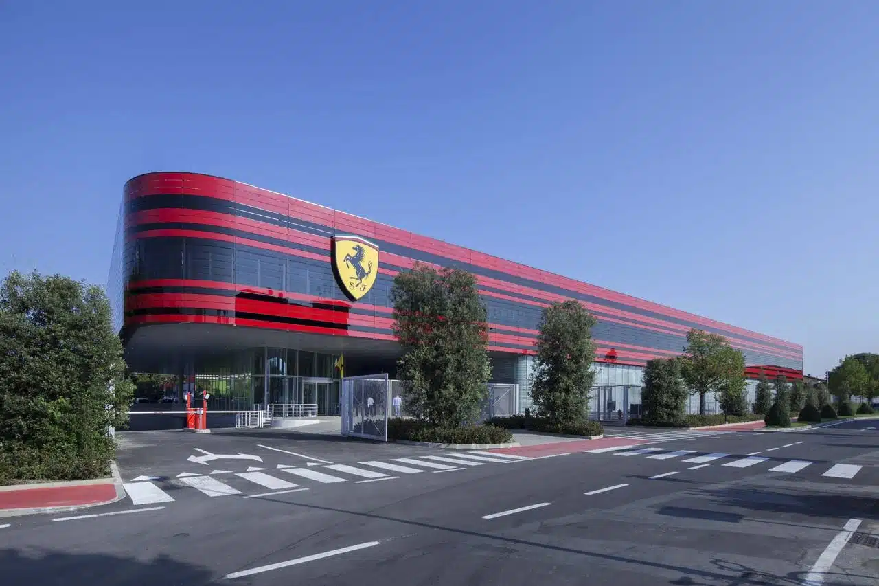 Ferrari assume 250 dipendenti: i tanti benefit dei neo assunti