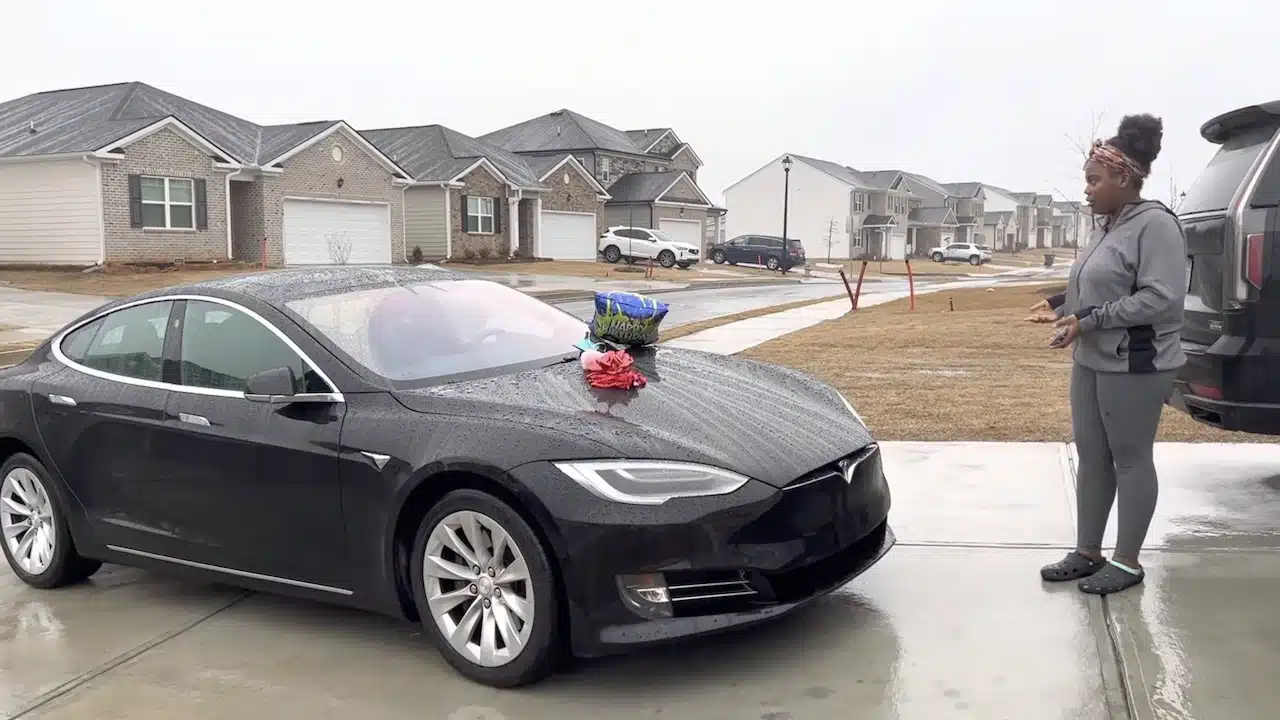 Regala Tesla alla figlia, ma lei non la vuole: “Non mi piacciono le auto elettriche”