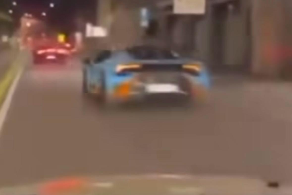 Corsa folle tra supercar a Milano, ma la Tesla non frena [VIDEO]