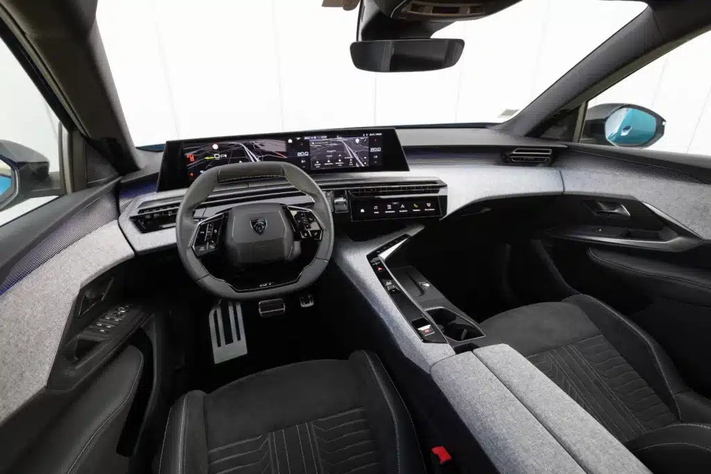 interni peugeot e-3008, panoramic i-cockpit