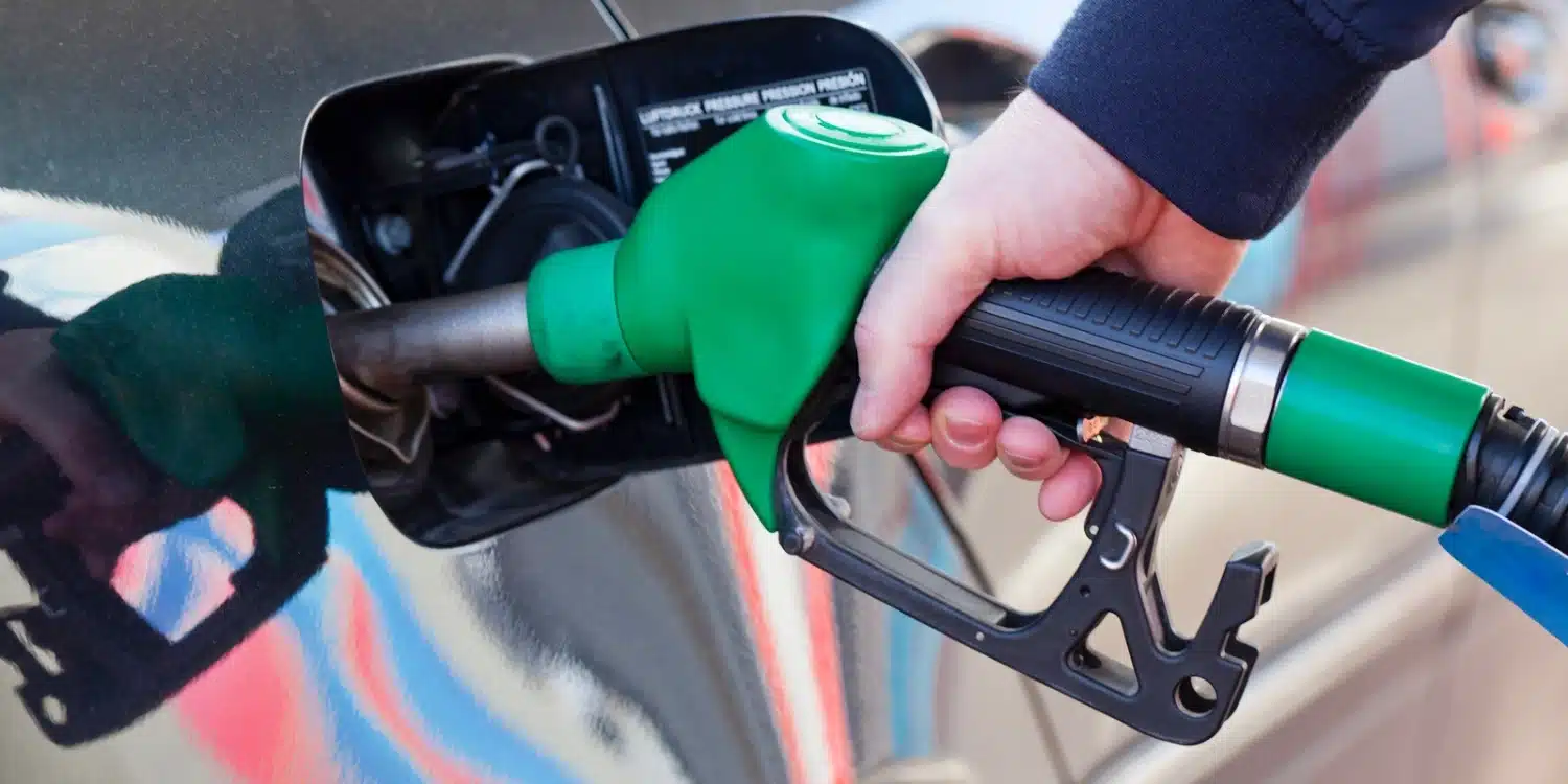 Prezzi benzina, siamo a 2,5 euro al litro: la denuncia fa scalpore