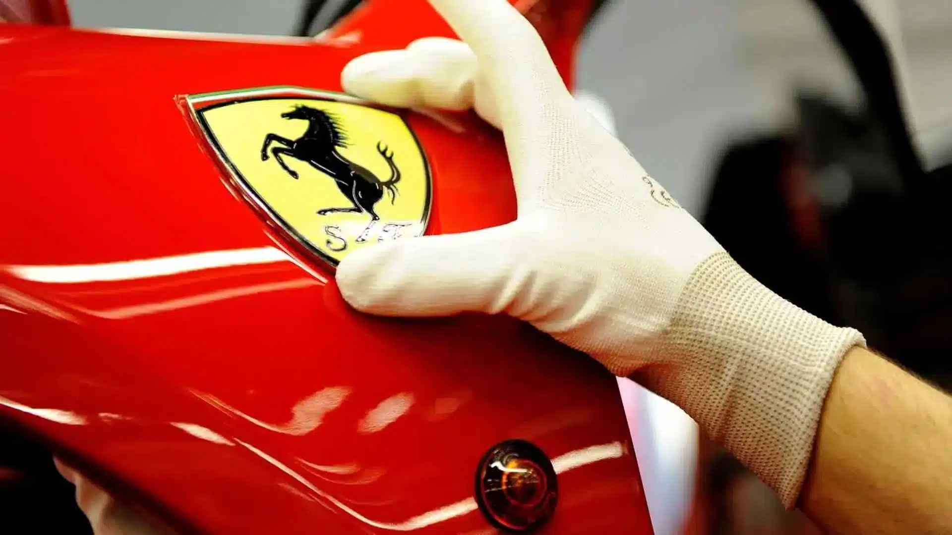 Ferrari, utile da record nel 2023: consegnate più di 13.000 vetture