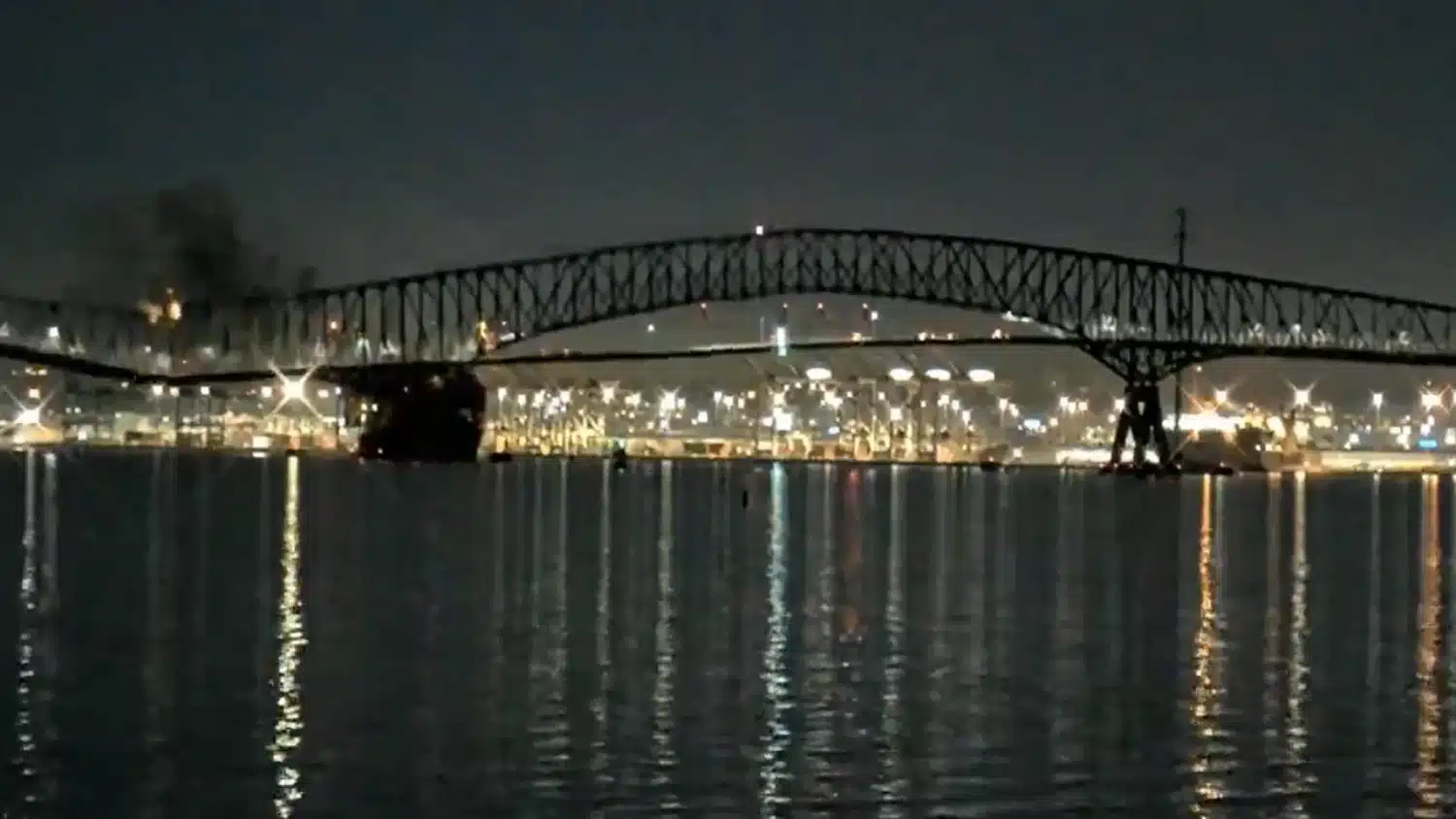 La nave urta il ponte e lo fa cadere: tragedia a Baltimora [VIDEO]