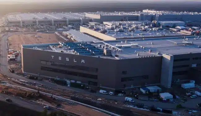 Stop alla produzione alla Gigafactory Tesla Berlino: ecco i motivi