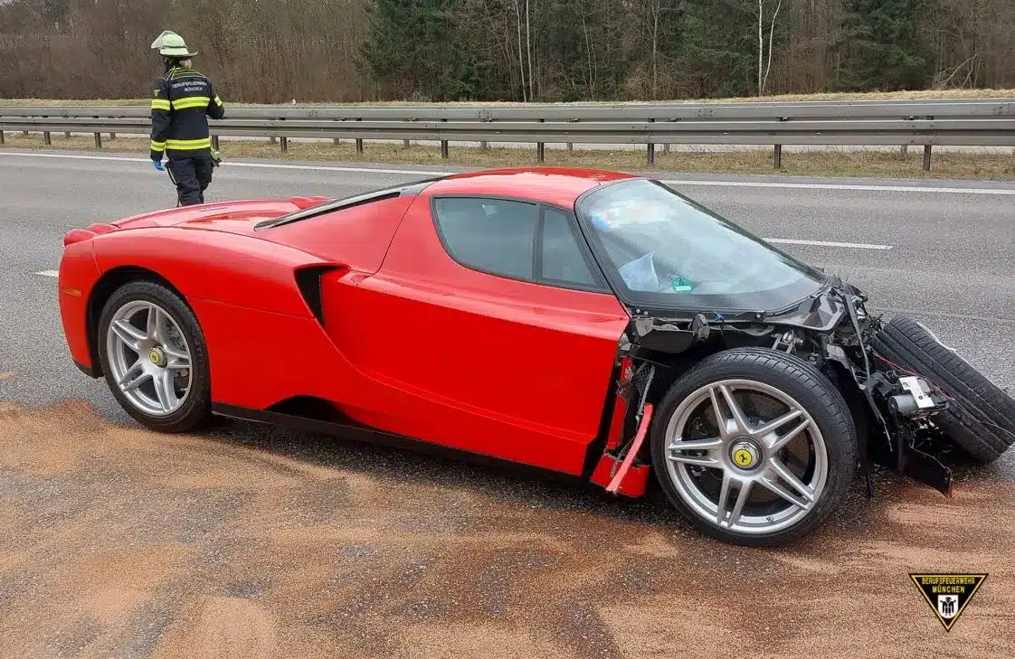 Una Ferrari Enzo distrutta in Autobahn: la riparazione costerà cara