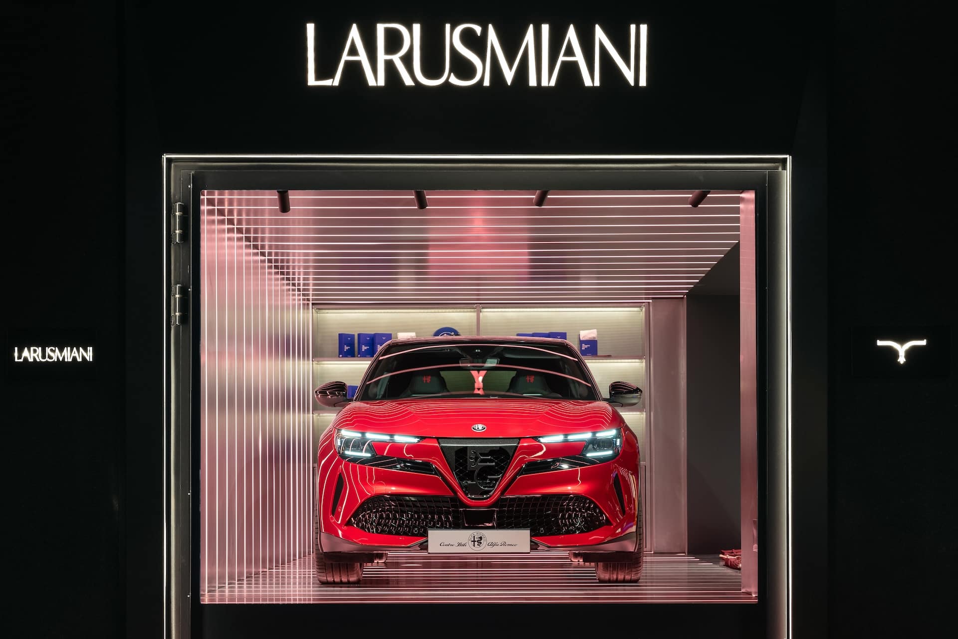 Alfa Romeo Junior si presenta al pubblico nella vetrina Larusmiani