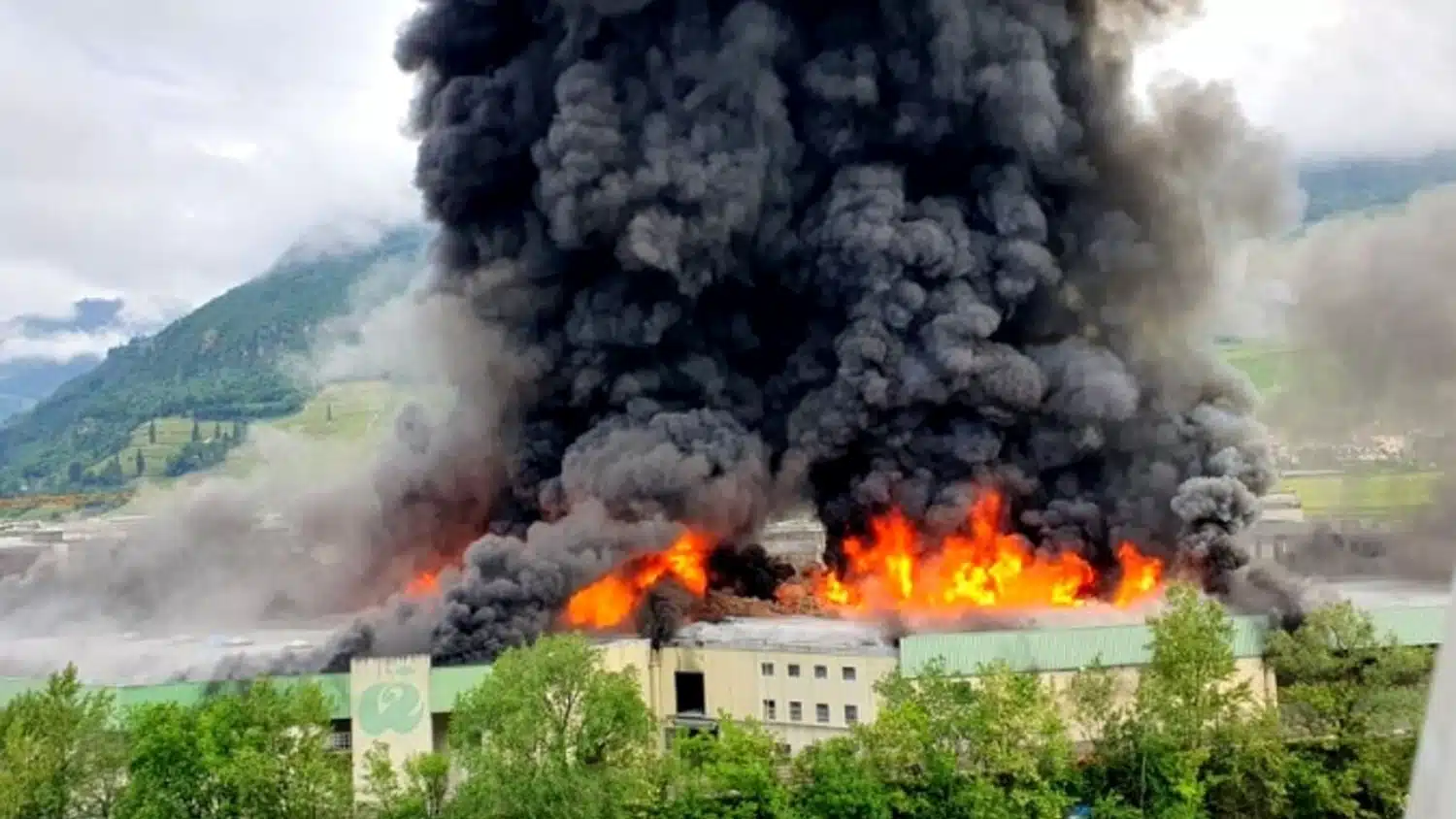 A fuoco la fabbrica di colonnine, chiuso lo spazio aereo su Bolzano